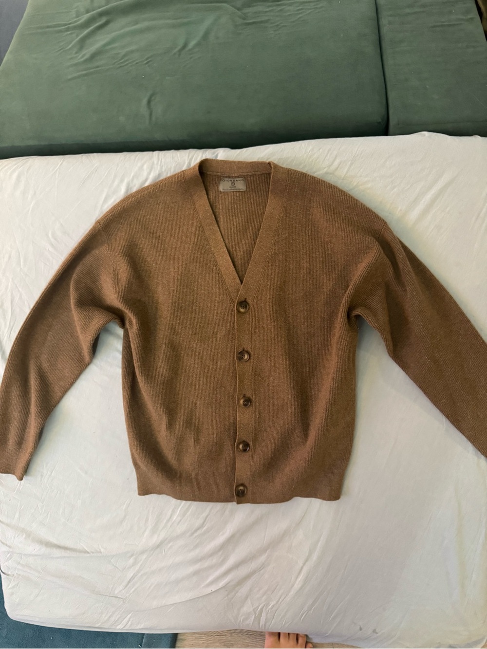 Giordano small men’s v-neck cardigan brown.